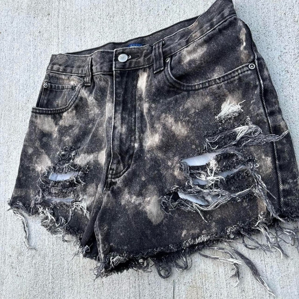 Basic Editions Black And White Distressed Jean Sh… - image 3